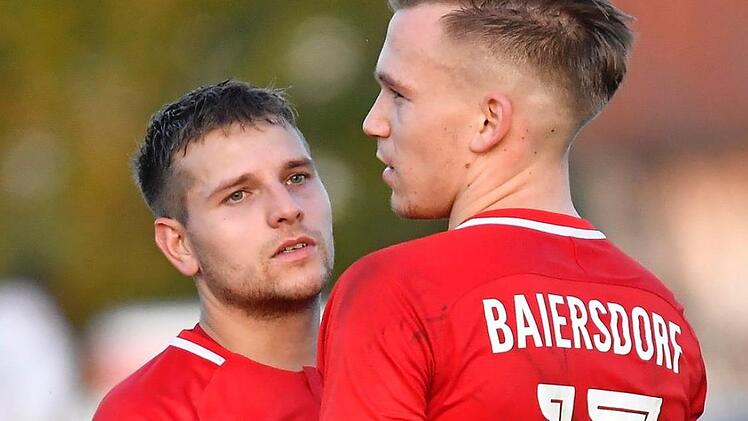 Trost brauchte Max Schmitt (vorne), dessen Eigentor die 1:2-Niederlage des Baiersdorfer SV gegen Feuchtwangen besiegelte. Foto: Sportfoto Zink