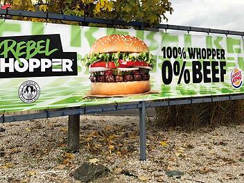 Auch die Fastfood-Kette Burger King bietet nun in zahlreichen Restaurants in Europa ihre fleischlose Burger-Alternative an. Der Rebel Whopper ist auch in Deutschland erhältlich. Symbolbild: Annika Seidel