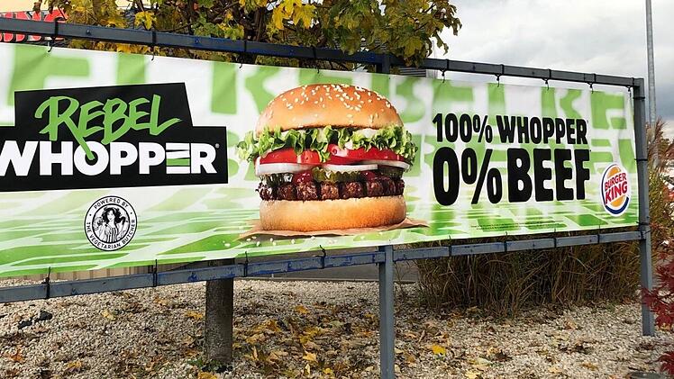 Auch die Fastfood-Kette Burger King bietet nun in zahlreichen Restaurants in Europa ihre fleischlose Burger-Alternative an. Der Rebel Whopper ist auch in Deutschland erhältlich. Symbolbild: Annika Seidel