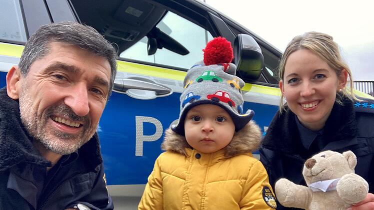 Die beiden Polizisten mit André