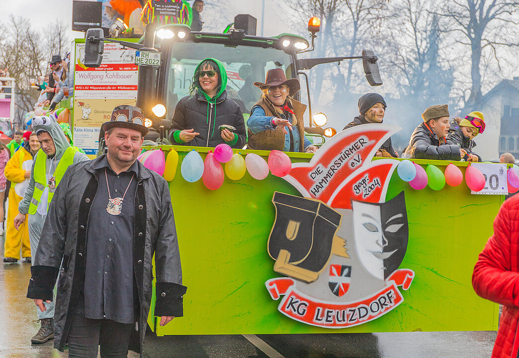 Buntes Faschingstreiben begeistert groß und klein.
