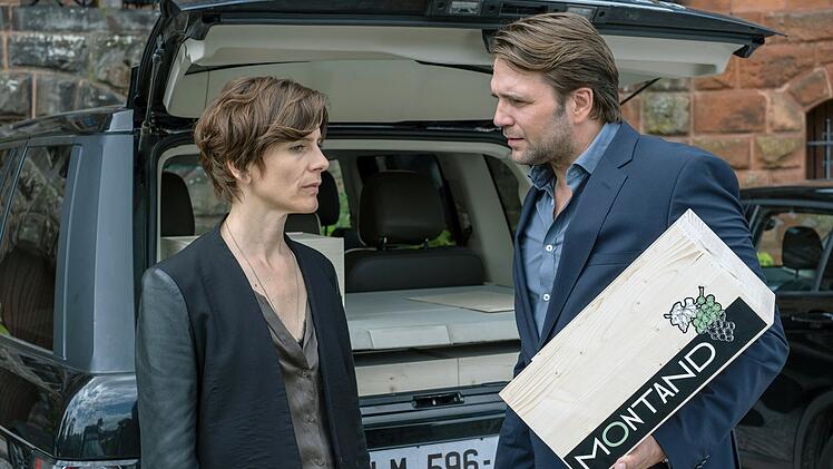 Judith Mohn (Christina Hecke) weiß nicht so recht, was sie von der neuen Verkaufsstrategie ihres Winzerfreundes Alain Montand (Pierre Kiwitt) halten soll.