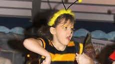 Als Bienchen kamen die Mädchen der Sternchengarde.