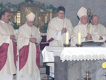 Anlässlich der bischöflichen Visitation des Altdekanats Haßfurt feierten Weihbischof Ullrich Boom (Zweiter von links) und Bischof Friedhelm Hofmann (Zweiter von rechts) in der Pfarrkirche Sankt Konrad ein Pontifikalamt. Mitzelebranten waren Dekan Stefan Gessner aus Baunach (rechts), Hofheims Pfarrer Gerd Greier (links) sowie der Baunacher Kaplan Sebastian Krems (Mitte).