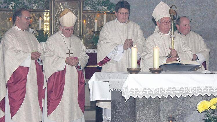 Anlässlich der bischöflichen Visitation des Altdekanats Haßfurt feierten Weihbischof Ullrich Boom (Zweiter von links) und Bischof Friedhelm Hofmann (Zweiter von rechts) in der Pfarrkirche Sankt Konrad ein Pontifikalamt. Mitzelebranten waren Dekan Stefan Gessner aus Baunach (rechts), Hofheims Pfarrer Gerd Greier (links) sowie der Baunacher Kaplan Sebastian Krems (Mitte).
