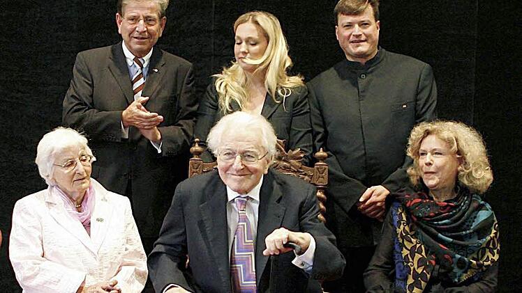 Ein Bild mit Aussagekraft: Bei der offiziellen Verabschiedung von Rekordfestspielleiter Wolfgang Wagner am 28. August 2008 saßen die Altvorderen (Wagner-Enkelin Verena Lafferentz, Wolfgang Wagner und seine Tochter aus erster Ehe, Eva Wagner-Pasquier) in der ersten Reihe, während Katharina Wagner, Wolfgangs Tochter aus zweiter Ehe, und Dirigent Christian Thielemann (nebst dem austauschbaren politischen Entscheider und damaligen Kunstminister Thomas Goppel) noch hinter dem Thron verharrten. Dre...