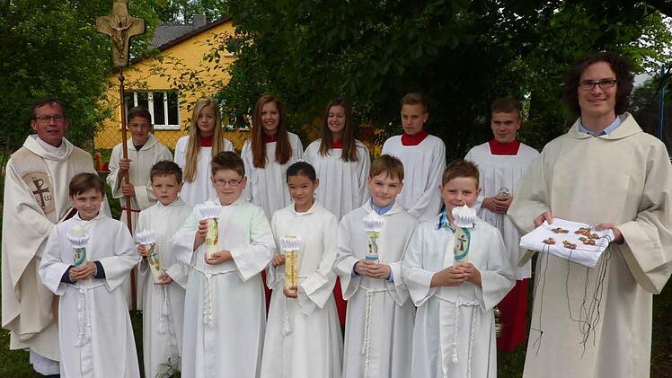Die Neukenrother Kommunionkinder mit Pfarrer Hans-Michel Dinkel, dem Gemeindereferenten Matthias Beck sowie mit den Ministranten Foto: Gerd Fleischmann