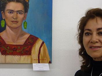 Araceli Navarro Ramirez posiert vor ihrem Bild "Frida".