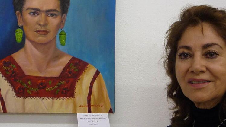 Araceli Navarro Ramirez posiert vor ihrem Bild "Frida".