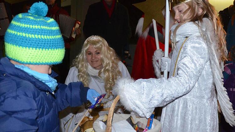 Die Kinder durften beim Besuch des Christkinds ins Körbchen der Engel fassen und sich etwas Süßes stibitzen. Fotos: Rainer Lutz