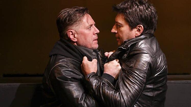 Ian (Heimo Essl, li.) und Jimmy (Michael Hochstrasser) im Clinch  Foto: Staatstheater Nürnberg/Marion Bührle
