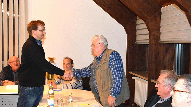 Am Anfang der Gemeinderatssitzung am Montag nahm Bürgermeister Wolfram Thein (links) eine Ehrung vor. Winfried Appel (rechts) kümmert sich schon mehr als 20 Jahre ehrenamtlich um die Technik der Feuerwehr in Geroldswind. Bürgermeister Thein dankte dem Gemeinderat für sein Engagement und überreichte ein Geschenk. Text und Foto: Schmidt