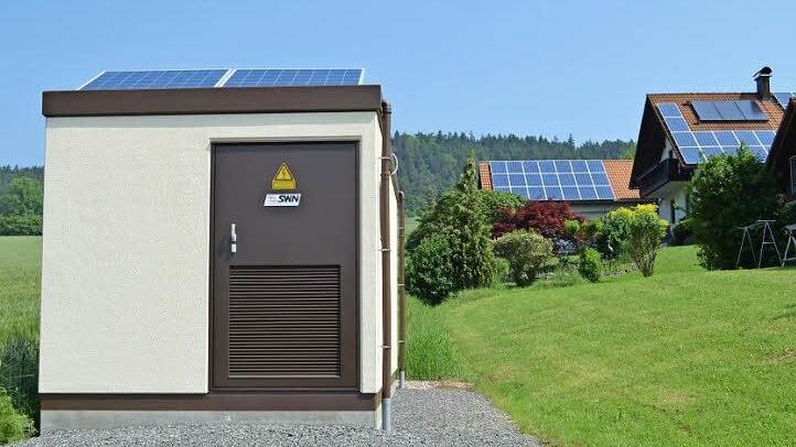 Der Solarstromspeicher in Fechheim liefert die Daten, mit denen die Coburger Forscher die Brennstoffzellen auf ihre Belastbarkeit testen.  Foto: SWN