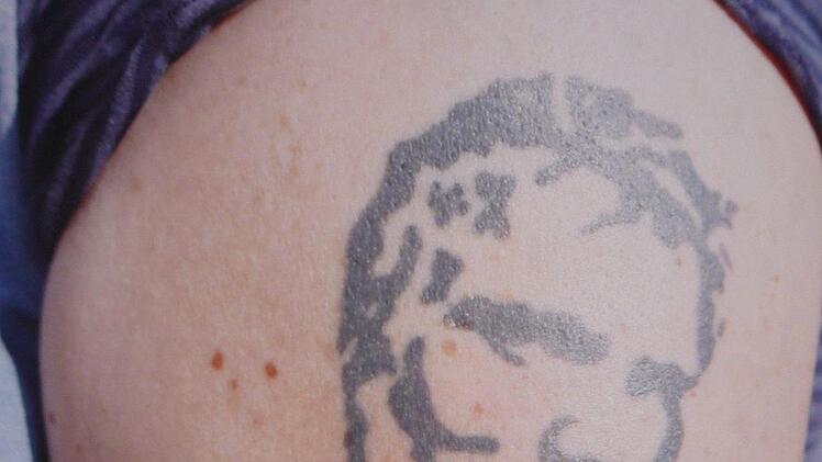 Trauertattoos - und ihre Geschichte dahinter zeigt eine Ausstellung in der Staatlichen Berufsschule. Foto: Klaus Werner