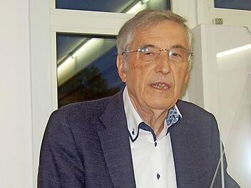 Auf Einladung der Stadtbücherei und der Kulturabteilung stellte der ehemalige Spiegel-Redakteur Norbert F. Pötzl sein Buch "Der Treuhand-Komplex" im Saal des Kunstvereins vor.  Foto: Helke Renner
