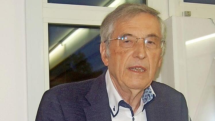 Auf Einladung der Stadtbücherei und der Kulturabteilung stellte der ehemalige Spiegel-Redakteur Norbert F. Pötzl sein Buch "Der Treuhand-Komplex" im Saal des Kunstvereins vor.  Foto: Helke Renner