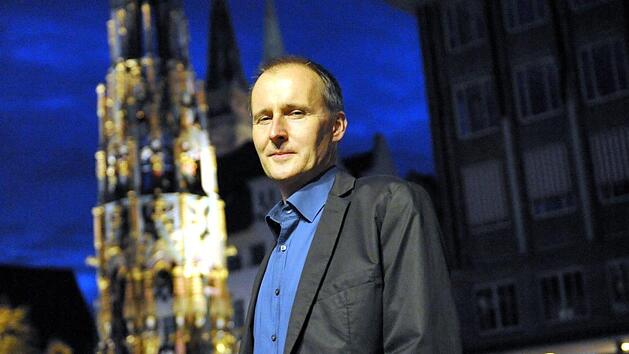 Jan Bein&szlig;en, hier vor dem Sch&ouml;nen Brunnen in N&uuml;rnberg, l&auml;sst seinen Weihnachtskrimi im Zug zwischen Hamburg und M&uuml;nchen spielen.     Foto: Ralf Lang