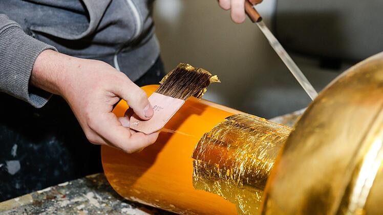 Der "Anschie&szlig;er" mit dem Eichh&ouml;rnchenhaaren nimmt das Blattgold auf, sodass es aufgetragen werden kann.