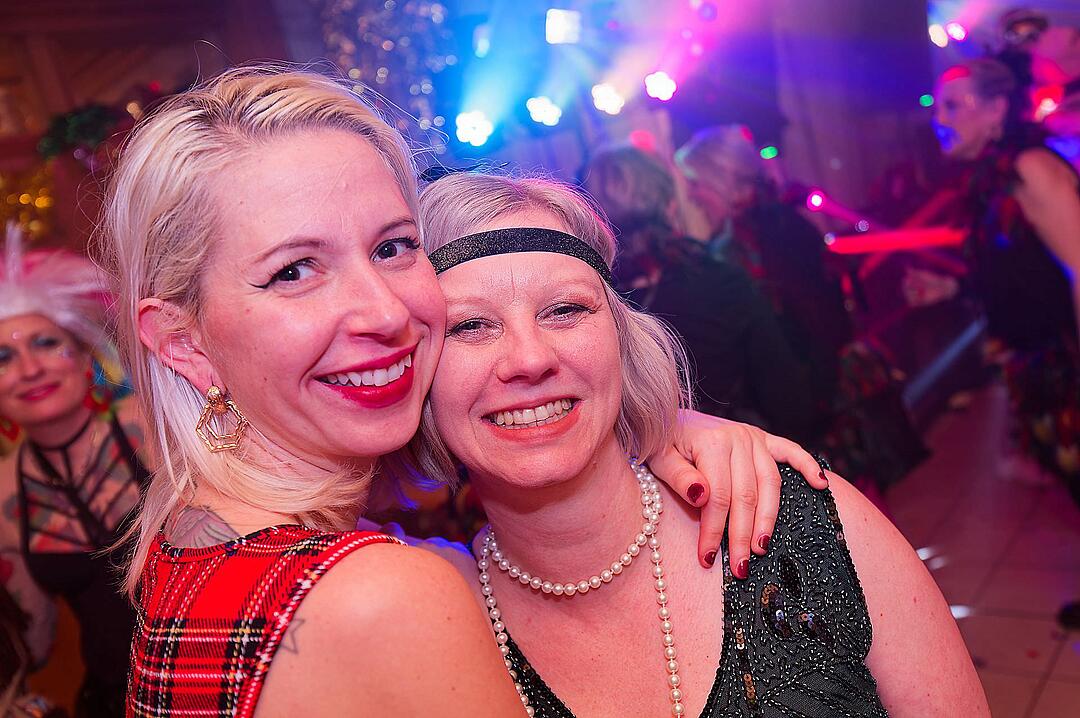 Drei Männerballetts, Musik von DJ Asti und vieles mehr gab es beim Weiberfasching!