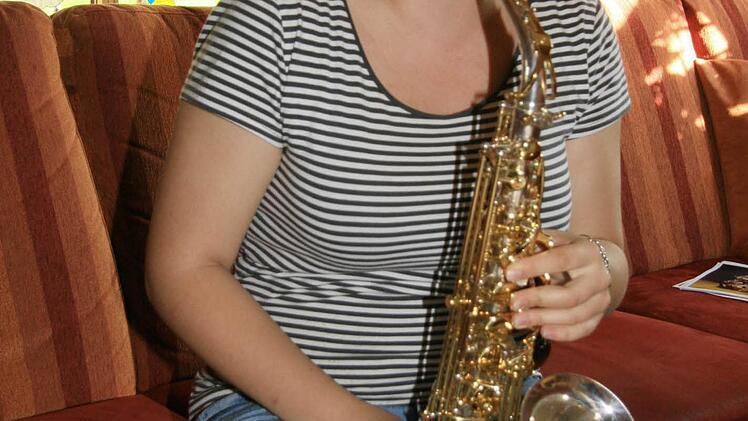 Anna Heuschmann hat die Klarinette zu ihrem Lieblingsinstrument erkoren, doch auch auf dem Saxofon ist sie gut. Mit beiden Instrumenten hat sie die Leistungsabzeichen in Bronze und Silber erreicht. Foto: Sonja Adam