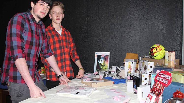 Andreas Eichrich (zweiter Vorstand) und Oliver Dernbach (Mitglied) inspizieren die Preise. Jedes Los gewinnt (außer bei Almuth Bauer: "Ich habe immer Pech!")