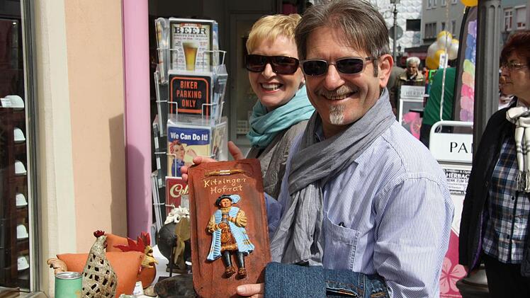 Was man beim Einkaufsbummel nicht alles entdeckt. Diese Tafel entlockte Brigitte und Walter Vierrether ein Schmunzeln.