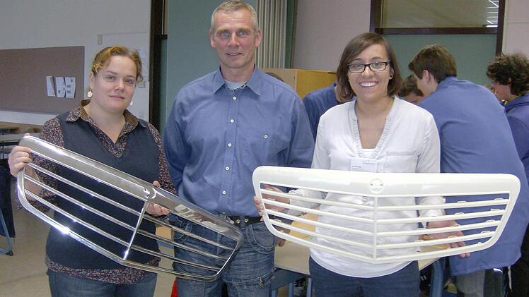 Karin Seybold, Lehrerin, Hans Hackl von Bierlein und Schwarz und Simone Rieß von My Plastics leiteten die Aktion in der Gräfenberger Realschule. Fotos: Petra Malbrich