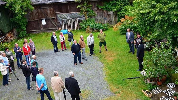 Im Hof von Heide und Adolf Lauterbach eröffnete Kreisvorsitzender Günter Reif die Veranstaltung in Trebgast.