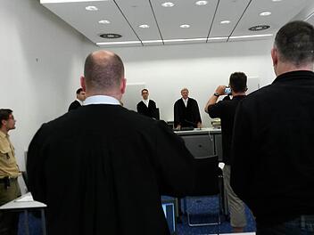 Ein 45-jähriger Unterfranke (rechts), der seine Mutter im Zustand der Schuldunfähigkeit getötet hat, steht seit 9 Uhr in Bamberg vor Gericht.Foto: jb