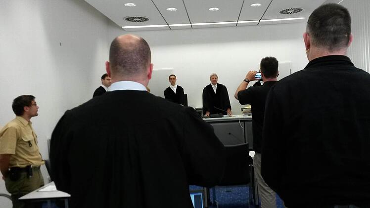 Ein 45-jähriger Unterfranke (rechts), der seine Mutter im Zustand der Schuldunfähigkeit getötet hat, steht seit 9 Uhr in Bamberg vor Gericht.Foto: jb