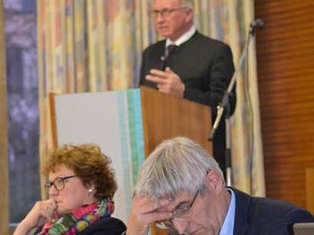 Nachdenkliche Gesichert machen Monika Hohlmeier und Hans Rebelein, während der Rede von Gerhard Ejrlich bei der Kreisversammlung des Bauernverbands. Foto: Gabi Bertram