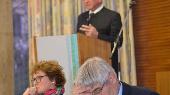 Nachdenkliche Gesichert machen Monika Hohlmeier und Hans Rebelein, während der Rede von Gerhard Ejrlich bei der Kreisversammlung des Bauernverbands. Foto: Gabi Bertram