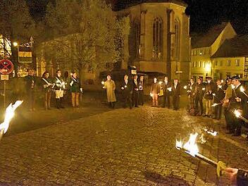 Die Schülerverbindung "Casimiriana" aus Coburg beendete ihren Fackelzug auf dem Königsberger Marktplatz.  Foto: Gerold Snater