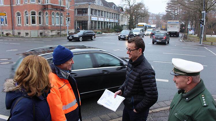 Ordnungsamtsleiter Kai Holland (Zweiter von rechts) erläutert seinen Kollegen aus der Unfallkommission, wie der Verkehr ab kommenden Montag auf der Angerkreuzung laufen soll (von links): Katja Link vom Stadtplanungsamt, Bernd Löhnert (CEB) und Georg Elflein (Polizei). Foto: Ulrike Nauer