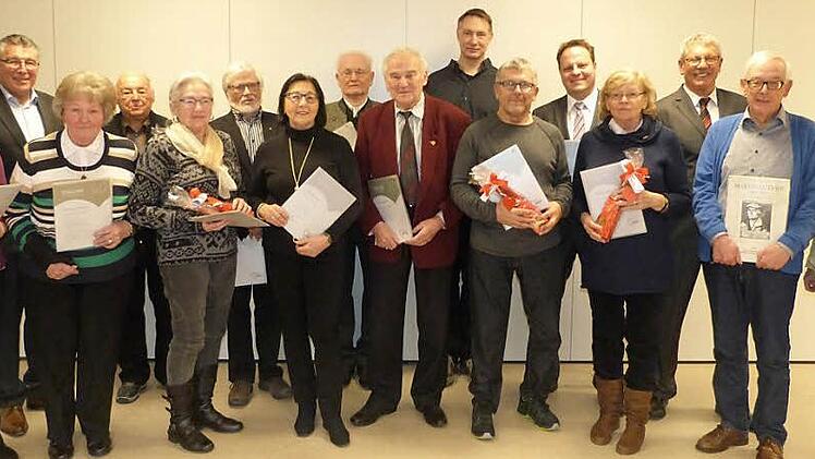 Sie halten dem Awo-Ortsverein Kulmbach seit vielen Jahren die Treue. Mit im Bild Awo-Ehrenkreisvorsitzender Oskar Schmidt (Zweiter von links), Awo-Kreisvorsitzende Inge Aures (rechts) und Awo-Ortsvorsitzender Hartmut Rochholz (Dritter von rechts). Foto: Werner Reißaus