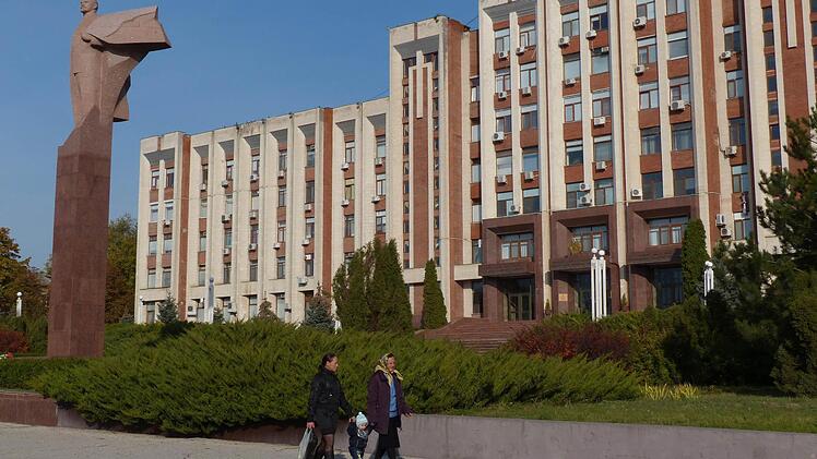 Genosse Lenin hält immer noch eisern Wacht vor einem Verwaltungsgebäude in Transnistriens Hauptstadt Tiraspol.