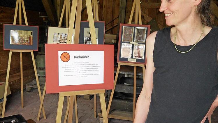 Sabine Remshard von der Hetschingsm&uuml;hle stellt eine radf&ouml;rmige Urform des M&uuml;hlespiels vor.