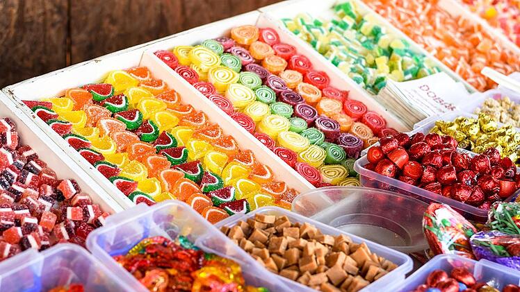 Ständigem Heißhunger auf Süßes kann mit natürlichen Appetitzüglern entgegengewirkt werden.