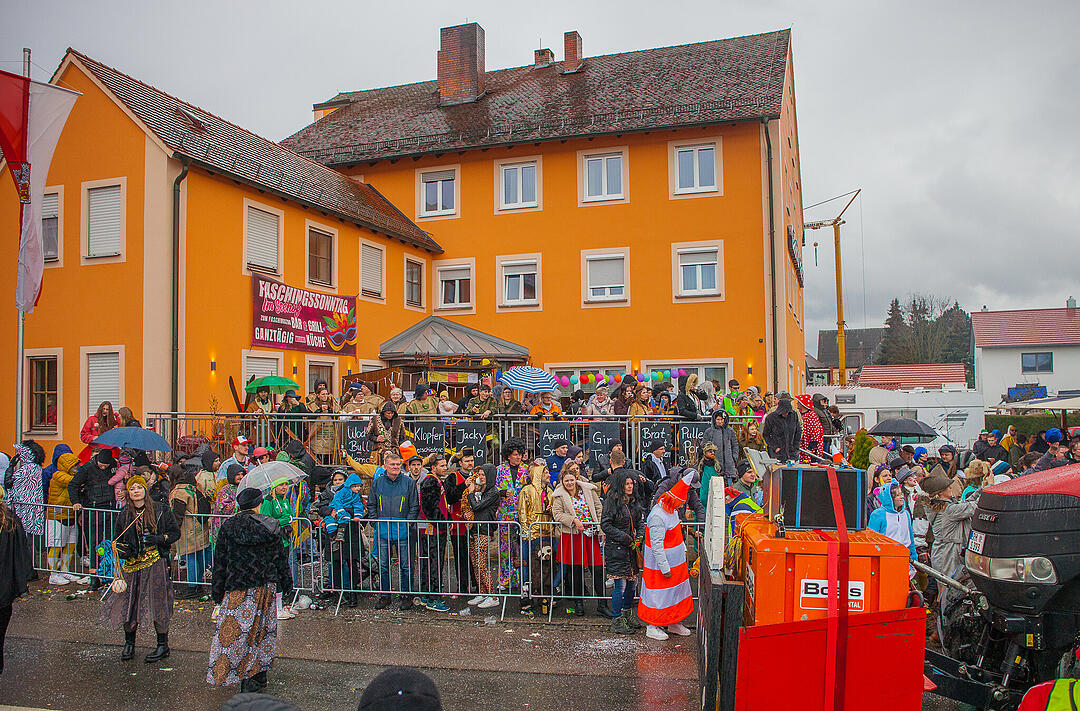 Tausende Narren und Närrinnen feierten auf der Straße