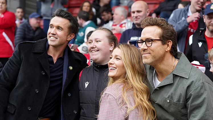 Rob McElhenney (links), Blake Lively (zweite von rechts) und Ryan Reynolds erlebten den Erfolg des Vereins live im Stadion mit.