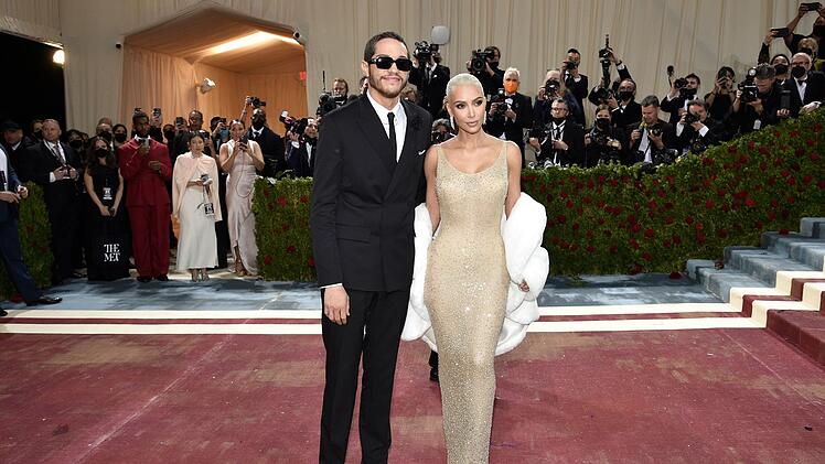 Kim Kardashian (r) und Pete Davidson