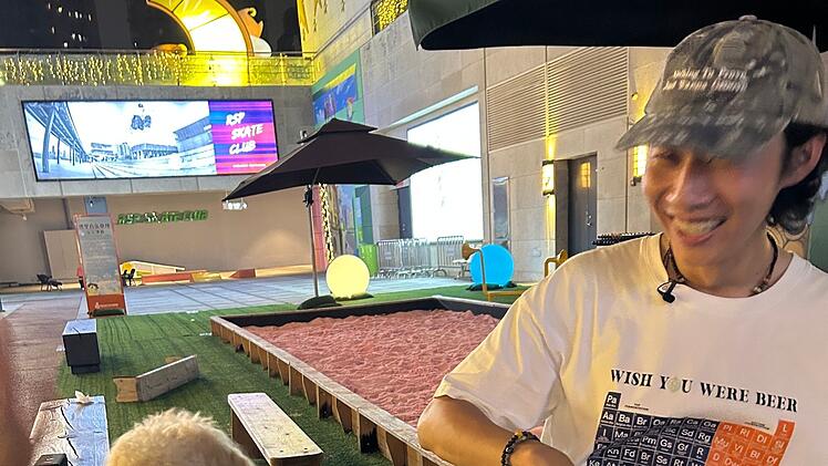 Skateboarder Wang Di hat eine eigene Bar er&ouml;ffnet.