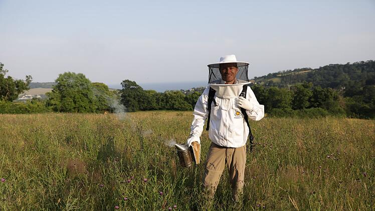 Oft sind Honigbienen tats&auml;chlich friedlich gegen&uuml;ber ihren Imkern, aber manchmal kann auch eine Schutzausr&uuml;stung, wie Bertie Gregory sie hier tr&auml;gt, nicht schaden.