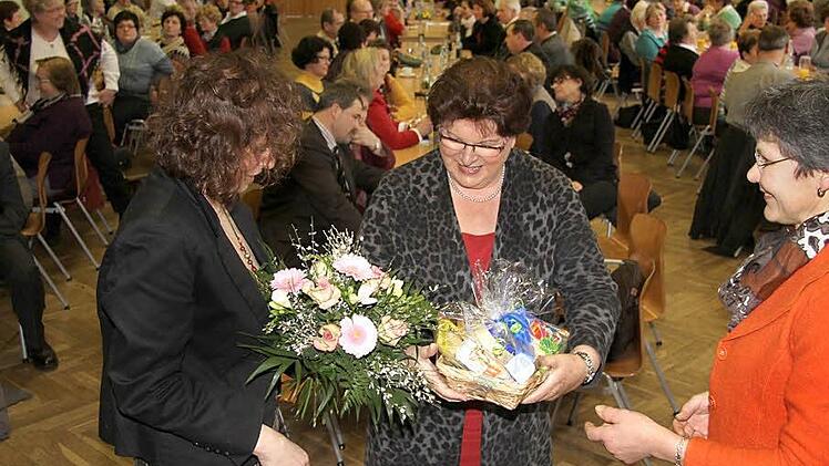 Kreisbäuerin Marion Warmuth (r.)und ihre Stellvertreterin Martina Weiß (l.)mit Landtagspräsidentin Barbara Stamm (Mitte). Fotos: Völk