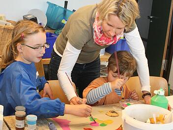 Nina Knöß (m.) besucht mit Tochter Anne und Sohn Alexander einen außergewöhnlichen Kurs. Fotos: Weiler