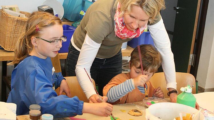 Nina Knöß (m.) besucht mit Tochter Anne und Sohn Alexander einen außergewöhnlichen Kurs. Fotos: Weiler