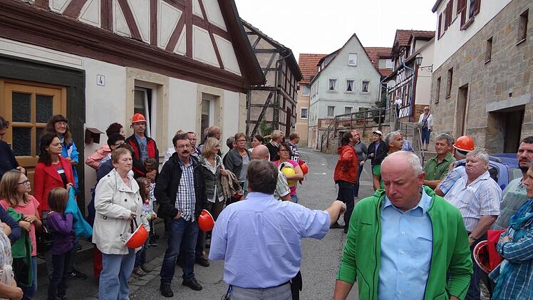 Wer die Kelleranlage am Marktplatz durchschreitet, findet das Licht am Ende des Tunnels in der Hirtengasse. Dort erklärte Häck die terassenförmige Ansiedlung der Eberner Altstadt.