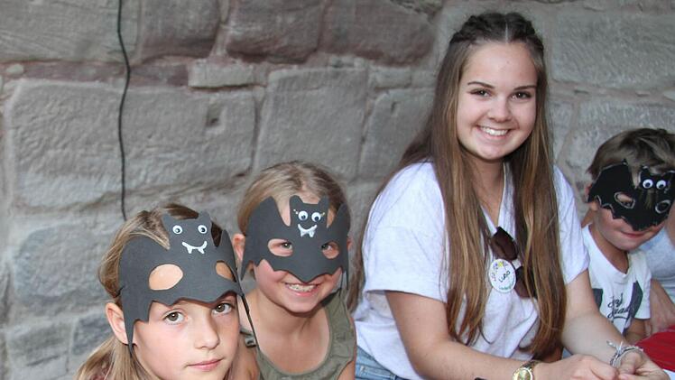 Team des Spielmobils hatte sich für die Fledermausnacht tolle Fledermausbasteleien ausgedacht und die Kinder hatten ihren Spaß. Foto: Sonny Adam