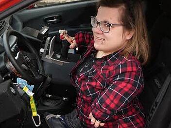 Der Suzuki ist mit Joystick und High-Tech-Hilfen ausgestattet. Allein diese Konstruktionen kosteten weit über 20 000 Euro. Das Auto selbst dagegen erstand Ines Becke für nur rund 8000 Euro.