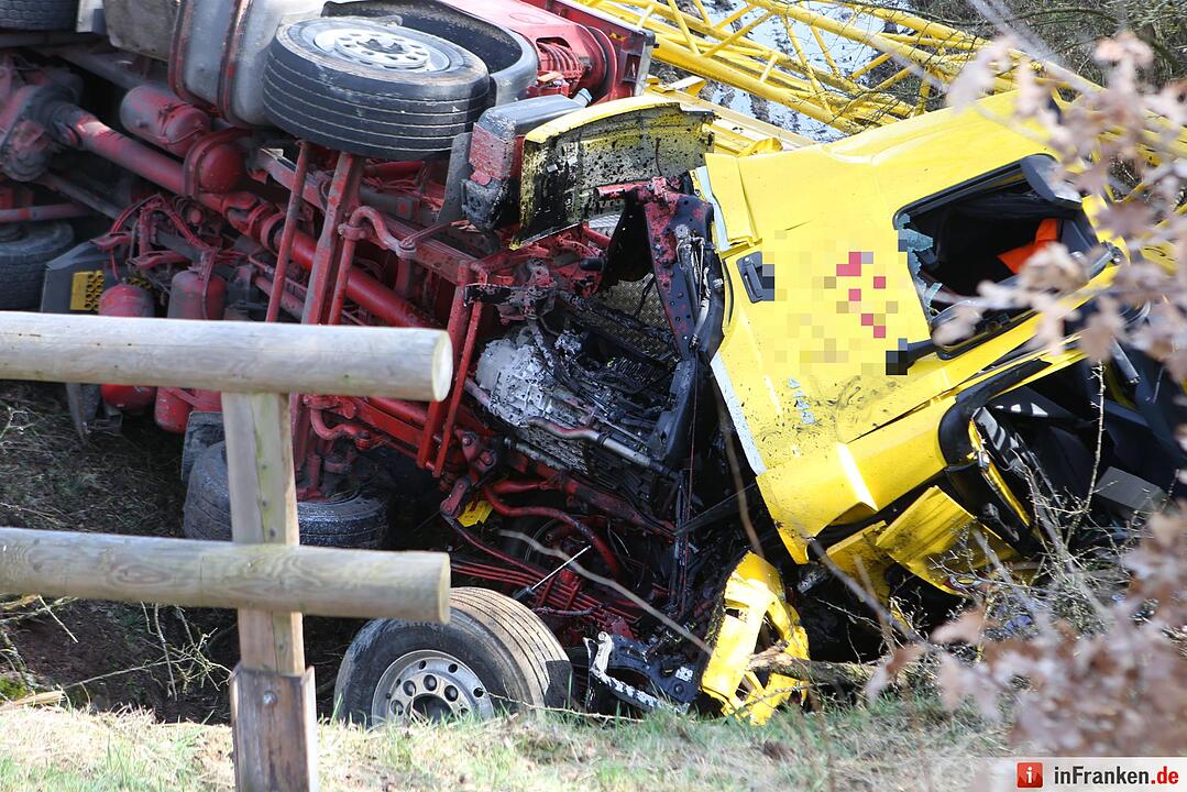 Schwerlastkran stürzt Böschung hinab - Fahrer verstirbt an der Unglücksstelle
